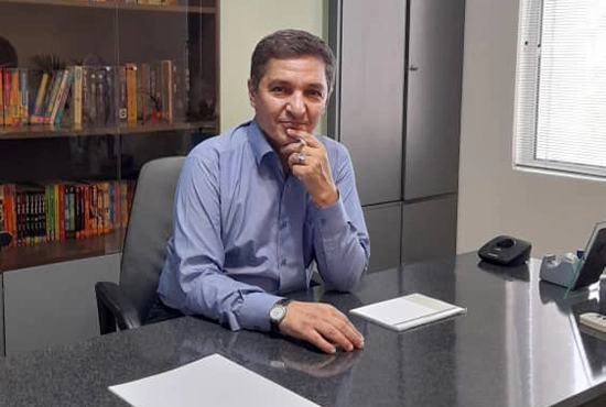 تصویر دکتر بهزاد زنجانی نژاد پشت میز